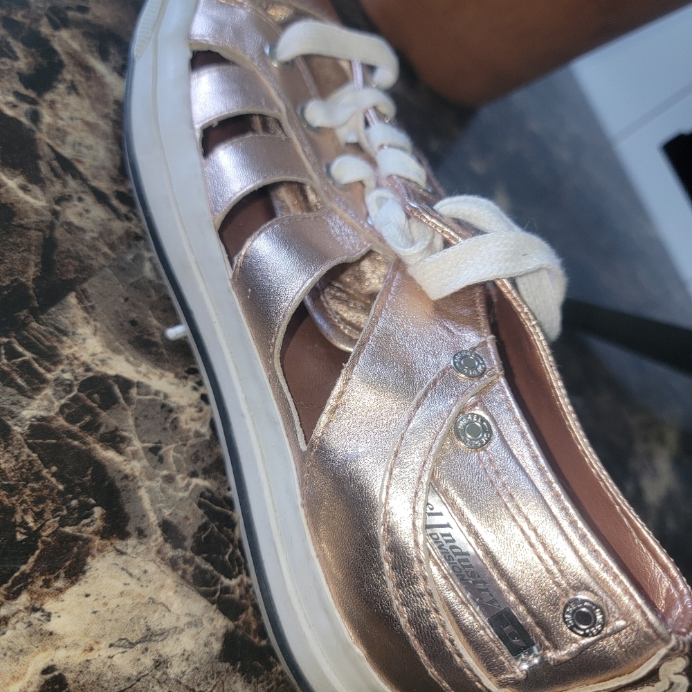 Sneaker - Picture 3 of 4